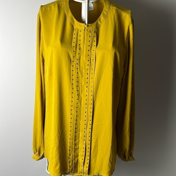 Monroe & Main Mustard Top - Picture 1 of 3